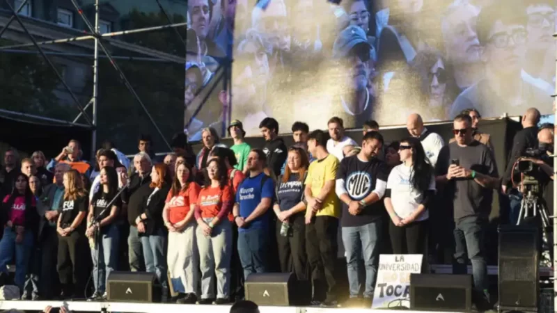 «Desprecio institucional»: la comunidad universitaria leyó su documento en Plaza de Mayo y le exigió a la Corte que intervenga