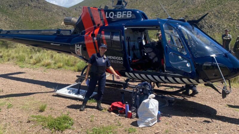 Entre sirenas y cuadernos: la vida de una policía que también es docente en el Valle de Uco