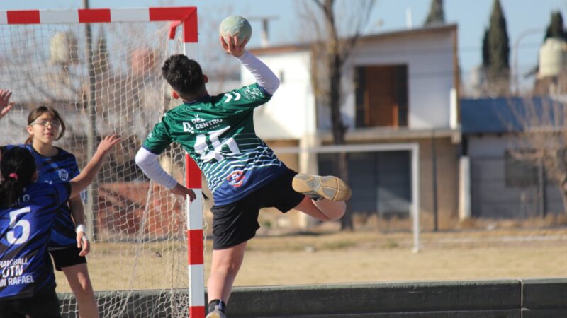El Poli 2 se llenó de chicos para un gran encuentro de mini handball