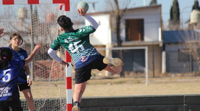 El Poli 2 se llenó de chicos para un gran encuentro de mini handball