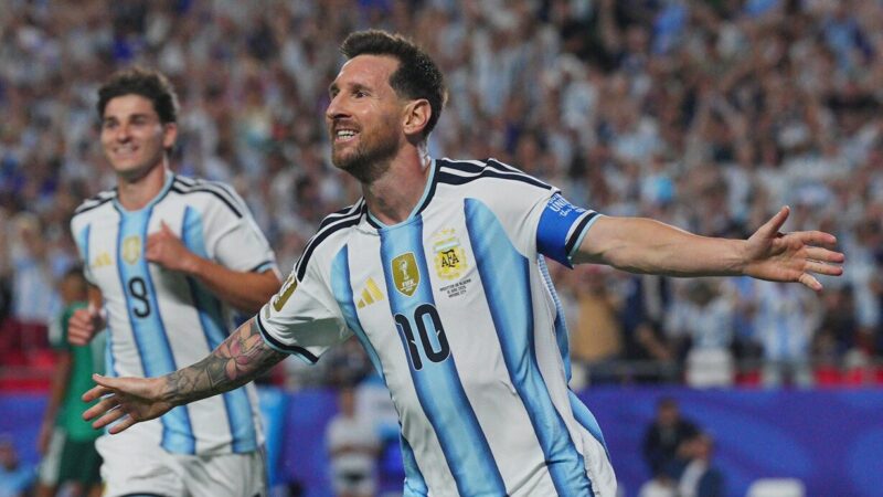 Argentina goleó en el debut mundialista con triplete de Messi y récord Mundial