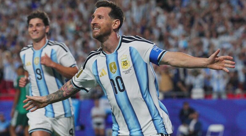 Argentina goleó en el debut mundialista con triplete de Messi y récord Mundial