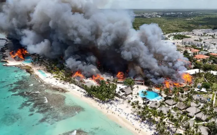 Muere una mujer y desalojan a 1.700 turistas en República Dominicana por un incendio voraz en un hotel de lujo