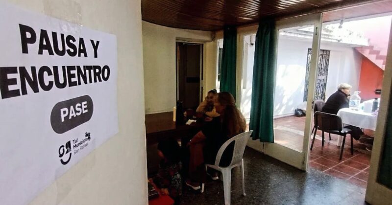 Llegó el invierno y las casas de pausa y encuentro abren sus puertas para que nadie pase frío durante sus tiempos de espera