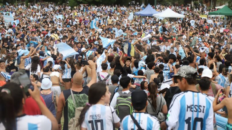 Vuelve la cábala: vuelve la pantalla gigante para alentar a la selección en el parque