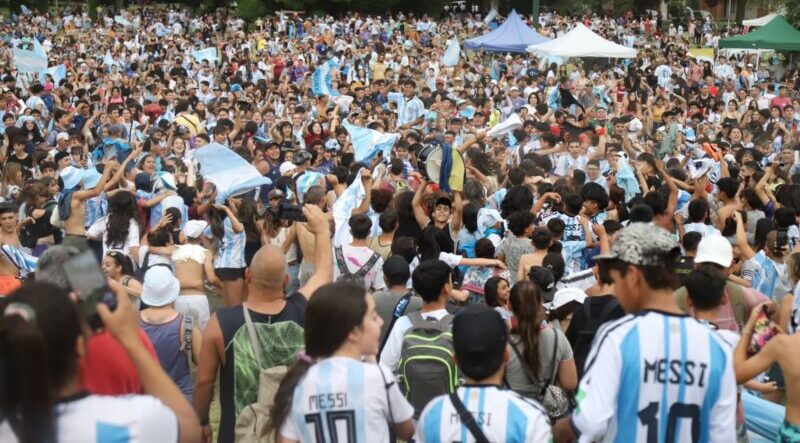 Vuelve la cábala: vuelve la pantalla gigante para alentar a la selección en el parque