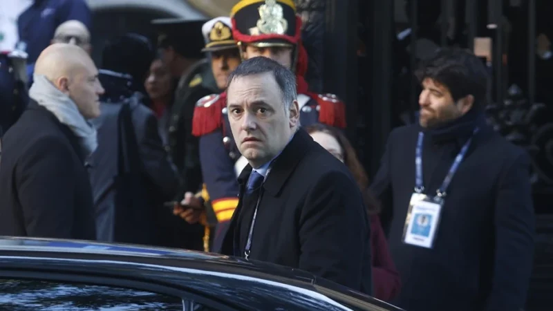 La última payasada de Adorni: incluyó en su renuncia una larga lista de delitos que nadie le había atribuido