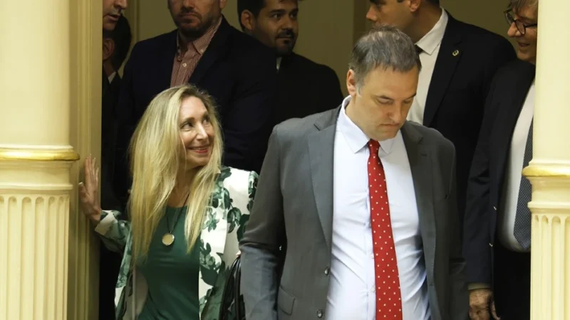 Karina analiza exiliar a Adorni y le buscan un consulado para evitar el Senado