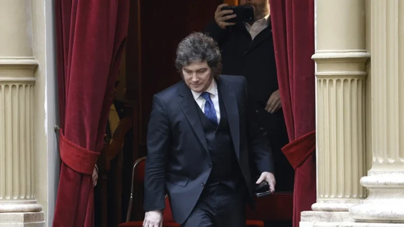 Milei por ahora mantiene a Adorni y desafía al Senado: «Si lo echan son golpistas»