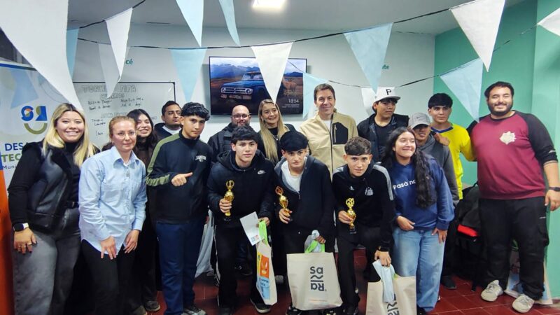 Trofeos y premios para los ganadores de la Copa Albiceleste de FIFA en las XBOX de Punto Digital