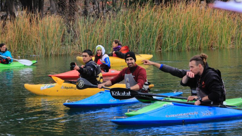 Ni el frío detuvo la aventura: gran jornada de kayak y rafting en la laguna del Parque Mariano Moreno