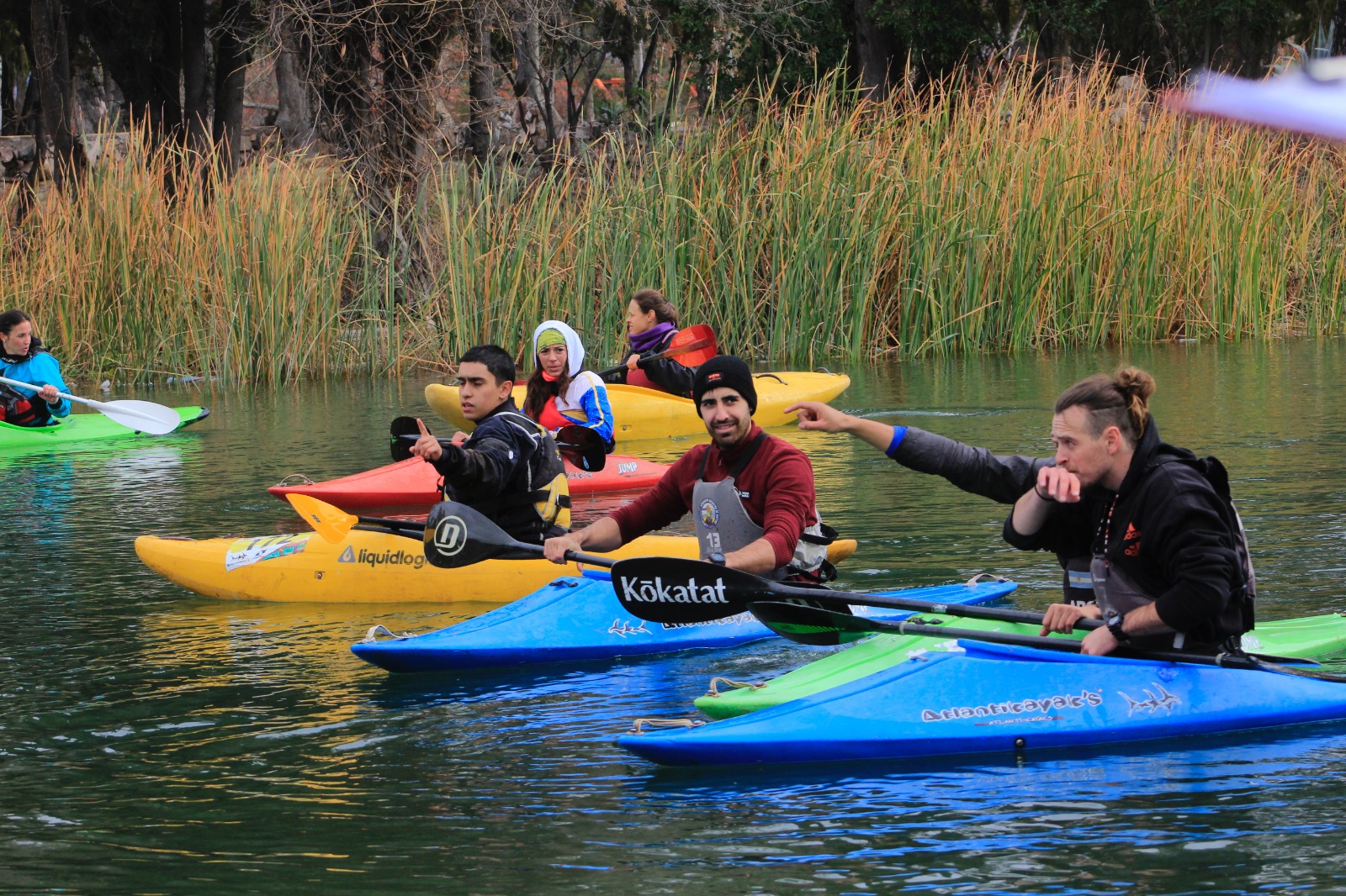 Ni el frío detuvo la aventura: gran jornada de kayak y rafting en la laguna del Parque Mariano Moreno
