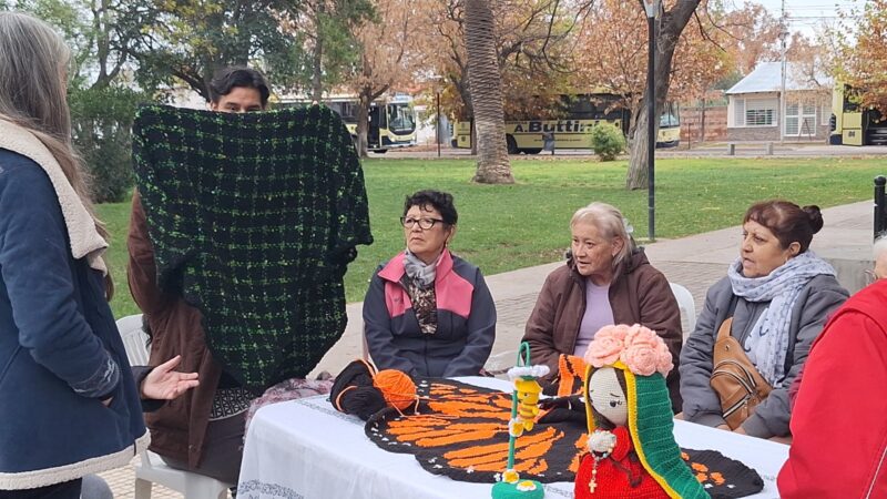 Alumnas del taller de tejido realizaron una jornada abierta en la Plaza Indendencia