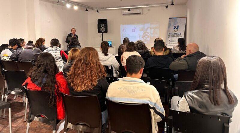 A sala llena se desarrolló una capacitación en marketing digital para emprendedores