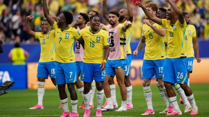 Brasil lo ganó sobre la hora y se metió en octavos