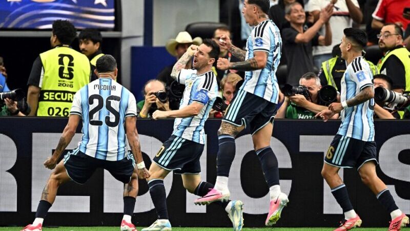 Messi agiganta su leyenda: dos goles, récord Mundial y clasificados