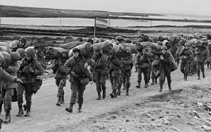 Malvinas: los cables secretos de EE.UU. que anticiparon la derrota antes de la rendición en Puerto Argentino