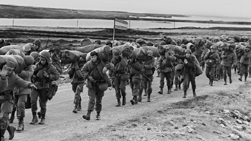 Malvinas: los cables secretos de EE.UU. que anticiparon la derrota antes de la rendición en Puerto Argentino