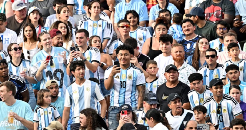 Miles de hinchas argentinos llegan a Kansas sin entradas: los precios exorbitantes que les piden en la reventa