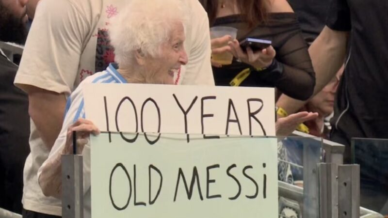 100 años, un cartel para Messi y millones de vistas: quién es Granny Smith, la fan que se robó el Mundial