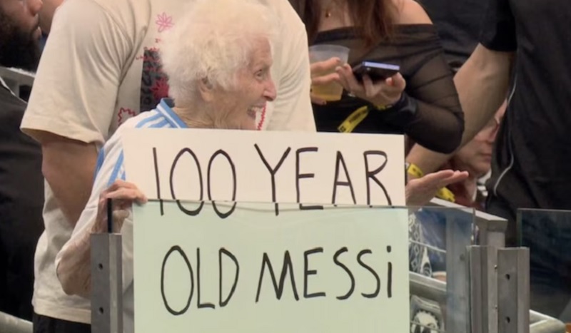 100 años, un cartel para Messi y millones de vistas: quién es Granny Smith, la fan que se robó el Mundial