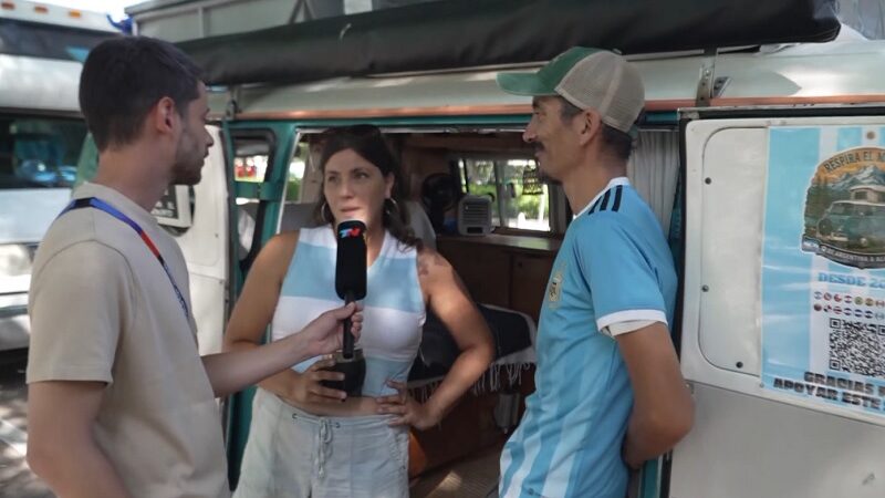 Viven hace ocho años en una combi, llegaron al Mundial sin entradas y un desconocido les cumplió el sueño: “Fue magia”