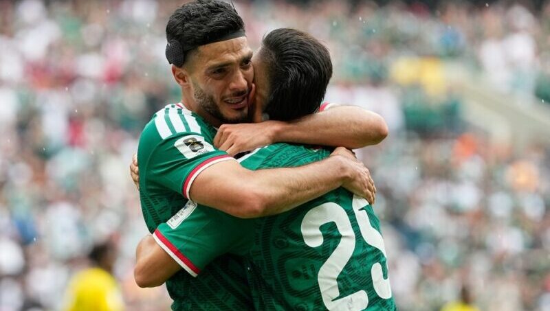 Arrancó el Mundial: México le ganó a Sudáfrica en un partido con tres expulsados