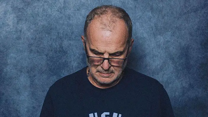 «No soy modelo»: Marcelo Bielsa se niega a mirar a la cámara en la sesión fotográfica de la FIFA para el Mundial 2026