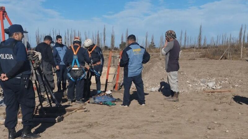 Rescataron a un trabajador que quedó inconsciente dentro de una excavación