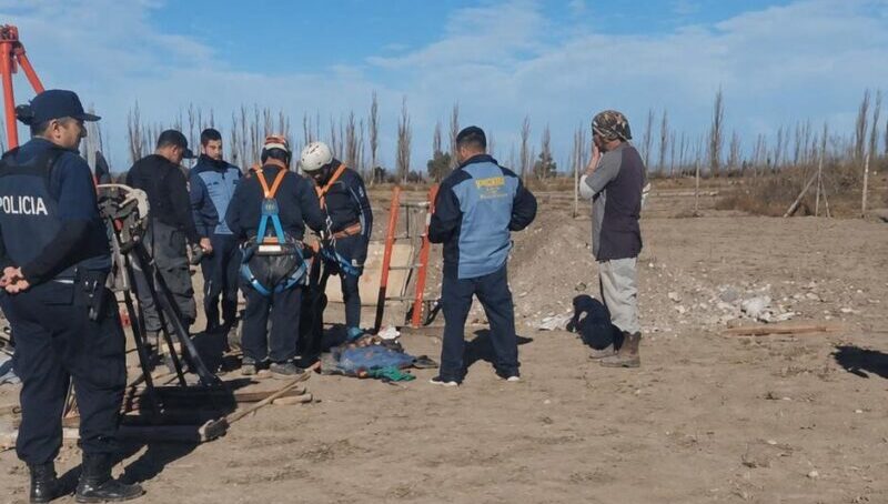 Rescataron a un trabajador que quedó inconsciente dentro de una excavación
