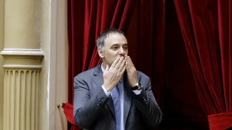 Se fue Adorni, apenas un jefe de Gabinete. FIN