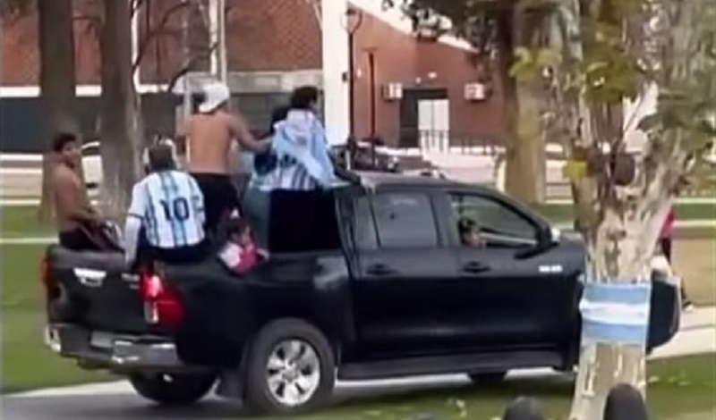 El municipio denunció al conductor que ingresó con una camioneta a la plaza de Villa Atuel y provocó destrozos