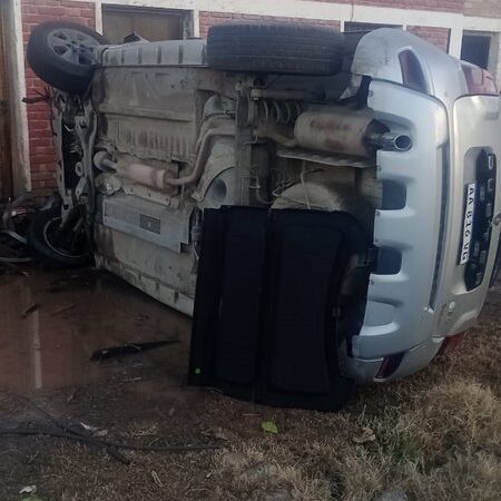 Un hombre resultó lesionado tras volcar con su automóvil sobre la Ruta Nacional 143