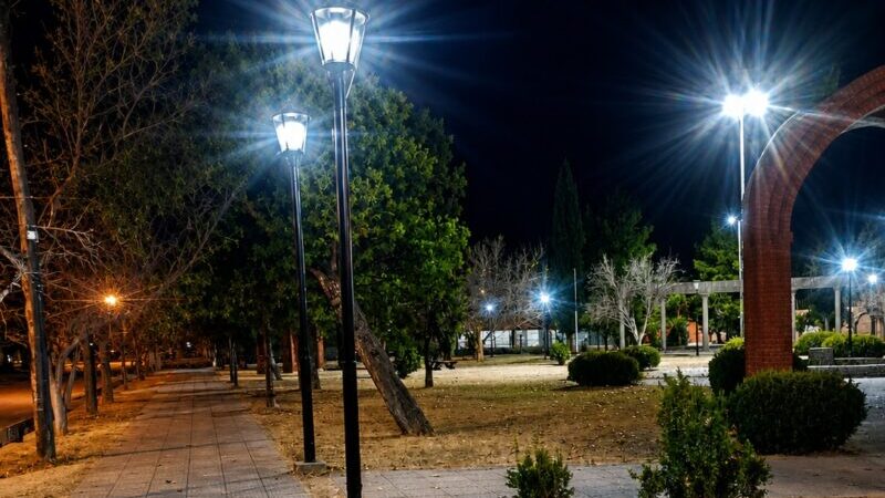 El municipio iluminó con tecnología Led una decenade plazas