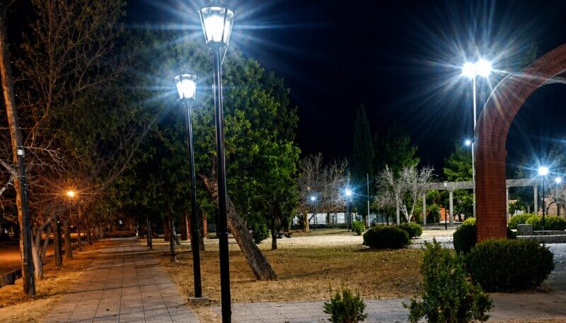 El municipio iluminó con tecnología Led una decenade plazas