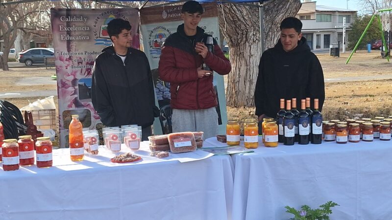 Los alumnos de las escuelas agrotécnicas continúan trabajando junto a la Feria Franca Municipal