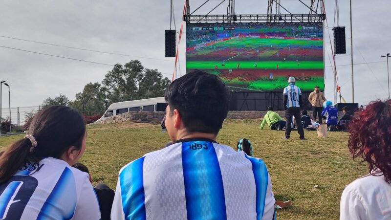 Tras el triunfo ante Egipto, la cábala con la pantalla gigante sigue en el Parque Yrigoyen