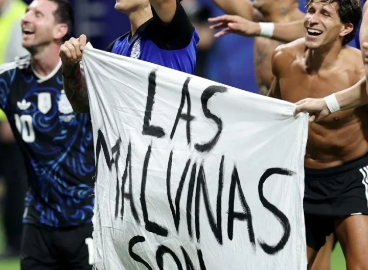 A pesar de Milei, los jugadores de la Scaloneta reivindicaron a las Malvinas con una bandera