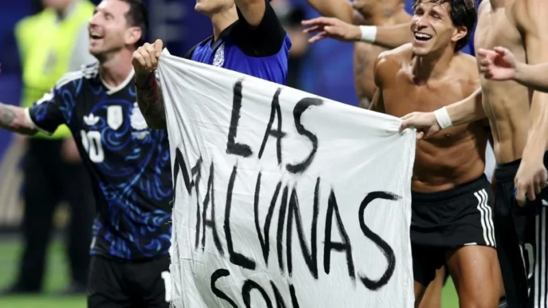A pesar de Milei, los jugadores de la Scaloneta reivindicaron a las Malvinas con una bandera