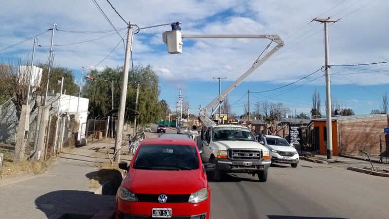 El municipio instala nuevas luminarias en Vélez Sarfield entre El Molino y Pobre Diablo