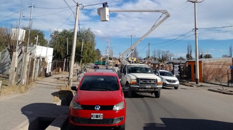 El municipio instala nuevas luminarias en Vélez Sarfield entre El Molino y Pobre Diablo