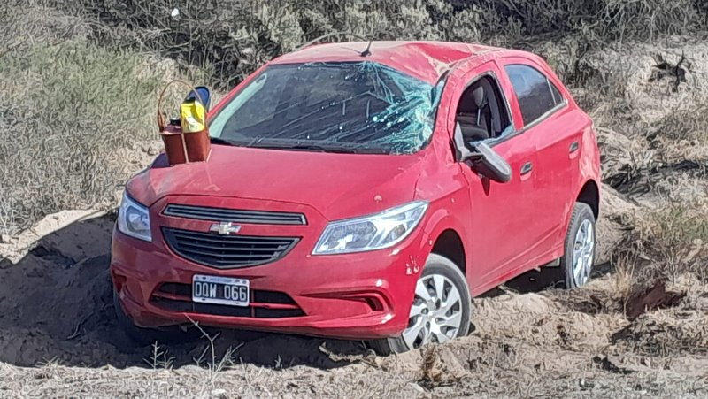 Dos mujeres con traumatismo de cráneo luego de volcar en Ruta 143