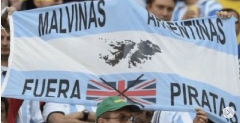 El Gobierno acordó que los argentinos no puedan llevar remeras o banderas de Malvinas al partido con Inglaterra