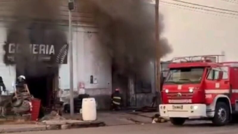 Bomberos controlaron un incendio en una vivienda y una gomería