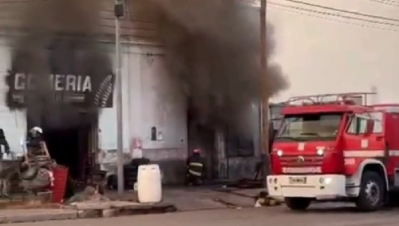 Bomberos controlaron un incendio en una vivienda y una gomería