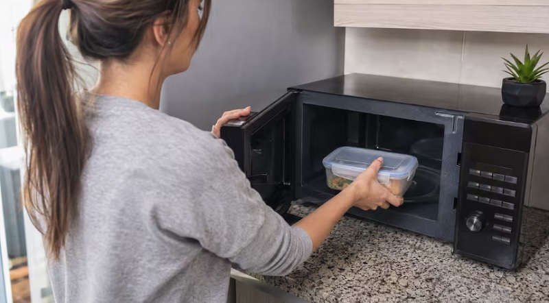 Microondas: ¿Qué cosas no meter que impactan en nuestro organismo?