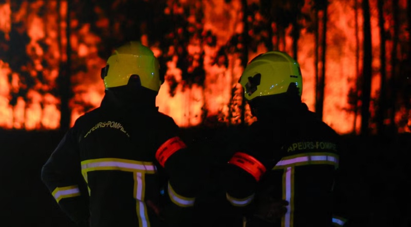 Más de 220.000 personas han sido evacuadas por el megaincendio en el sur de Francia es incontrolable”