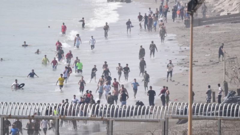 “Colapso” en Ceuta con la entrada de miles de migrantes: la policía intenta frenarlos en la frontera