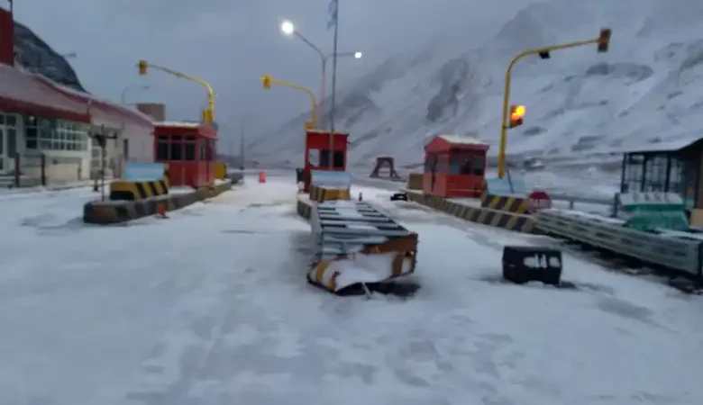 Paso a Chile cerrado por nevadas y temperaturas bajo cero