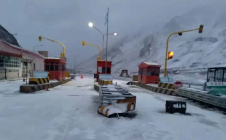 Paso a Chile cerrado por nevadas y temperaturas bajo cero